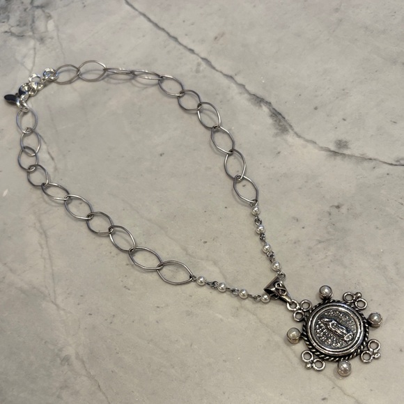 Sterling Silver Pendant with 4 white Pearls with an Impression of Mother Mary - Picture 7 of 8